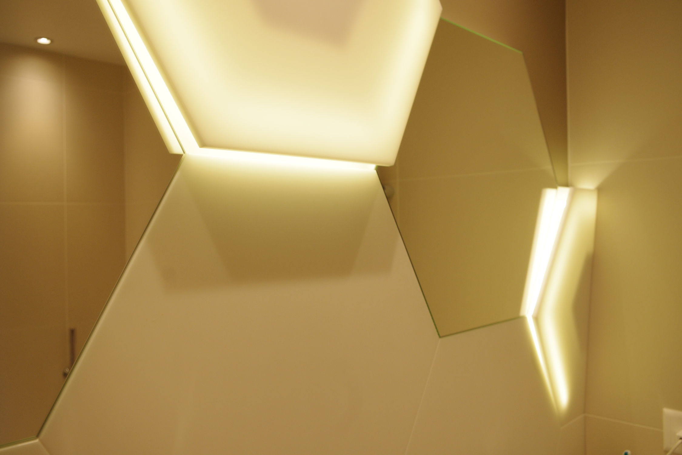 Applique moderna / da bagno / in solid surface / esagonale v korr