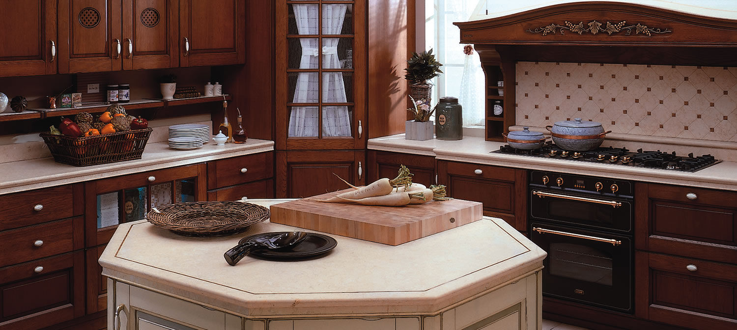 Cucina classica / impiallacciata in legno / in legno / con isola ... Cucine in legno con isola