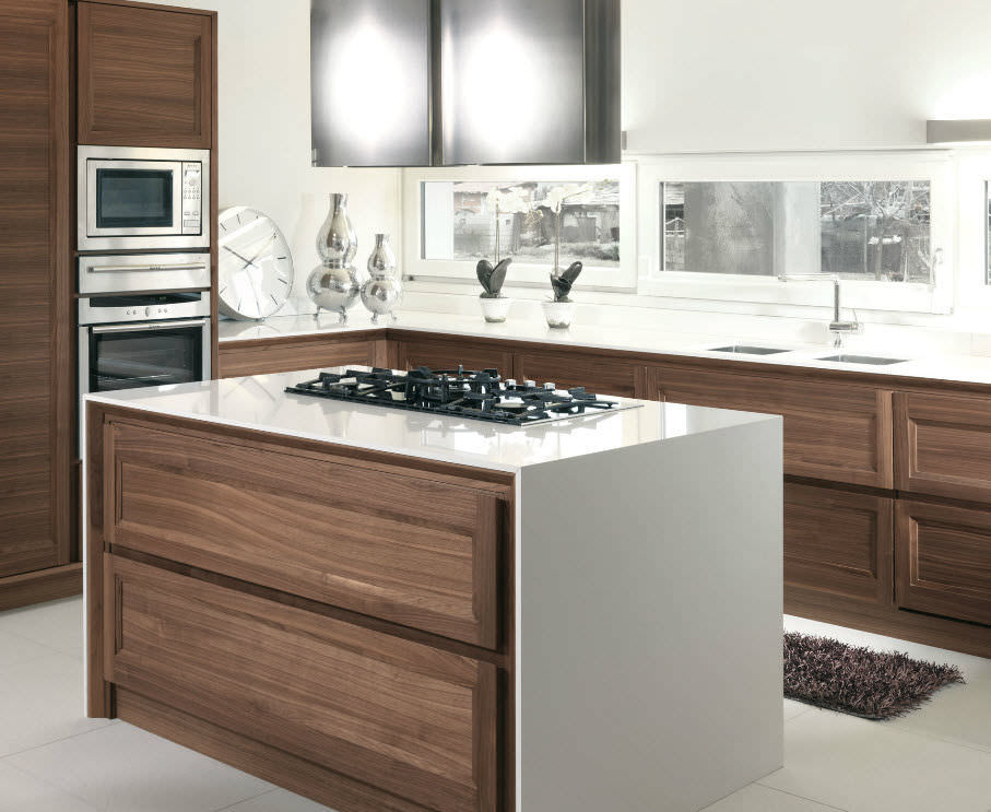 Cucina moderna / impiallacciata in legno / con isola / con ... Cucine in legno con isola