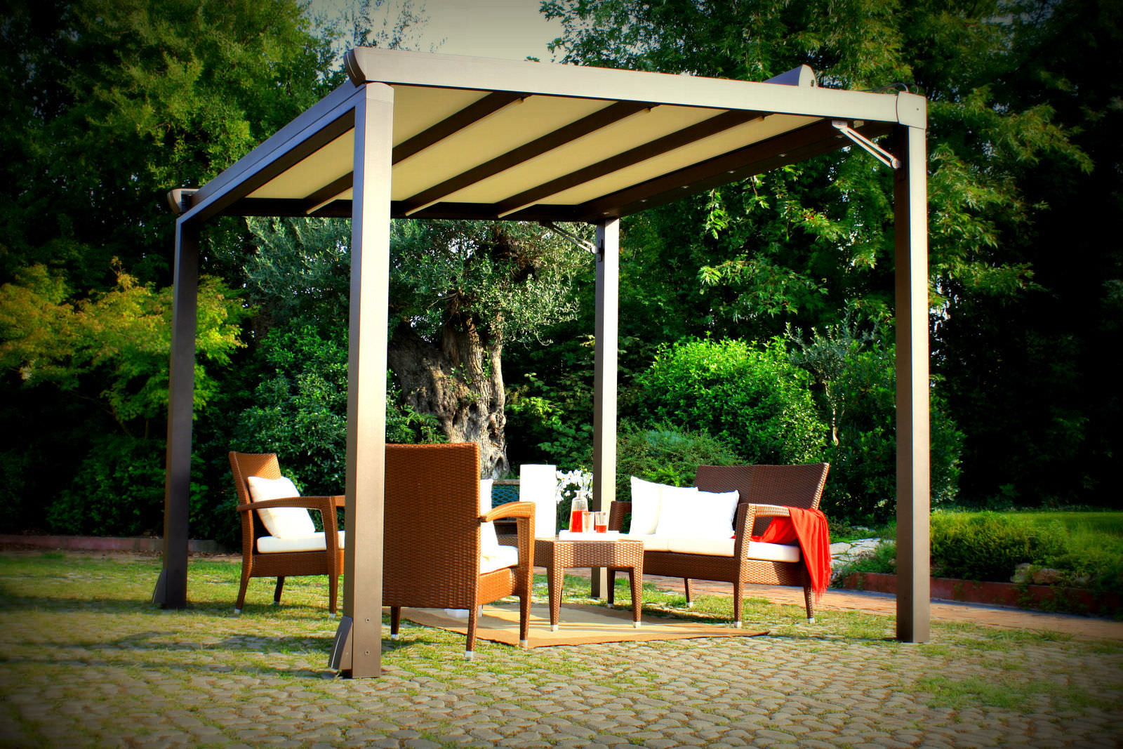 Pergola autoportante / in alluminio / con coperture scorrevoli in ... Tettoia con telo scorrevole