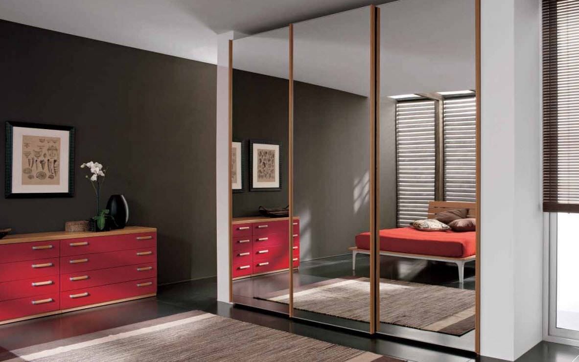 Armadio moderno / in legno / con porta scorrevole / a specchio ...