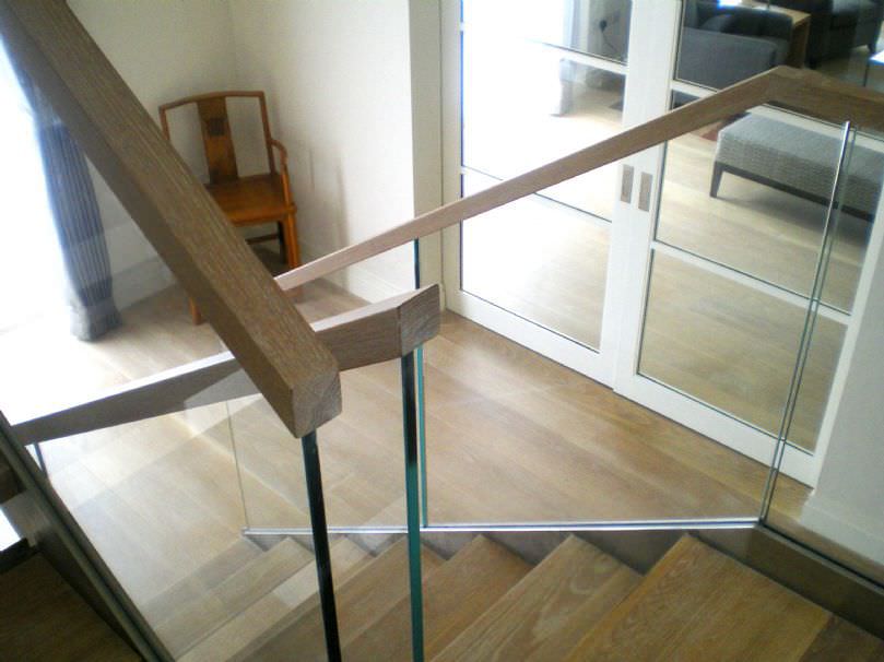 Scala dritta / con gradini in legno / con struttura in legno ... Legno vetro