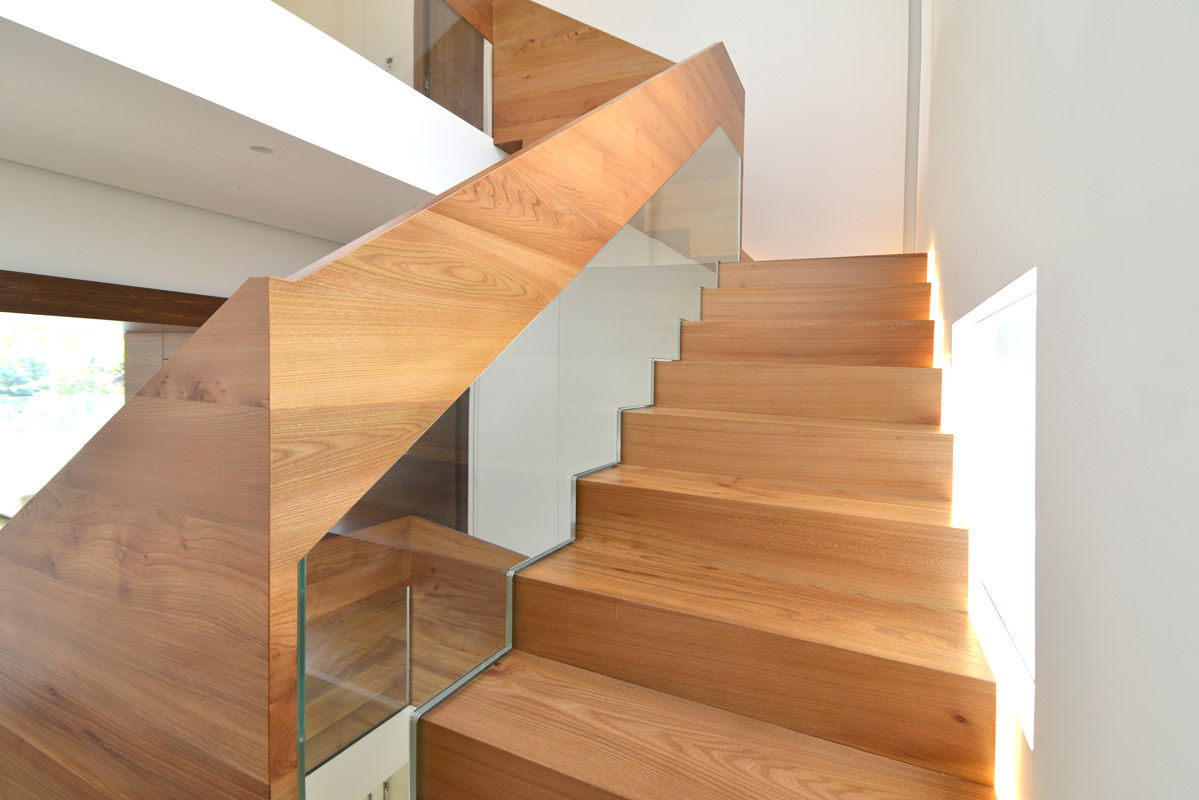 Scala a l / dritta / con gradini in legno / struttura in metallo ... Struttura in vetro moderna
