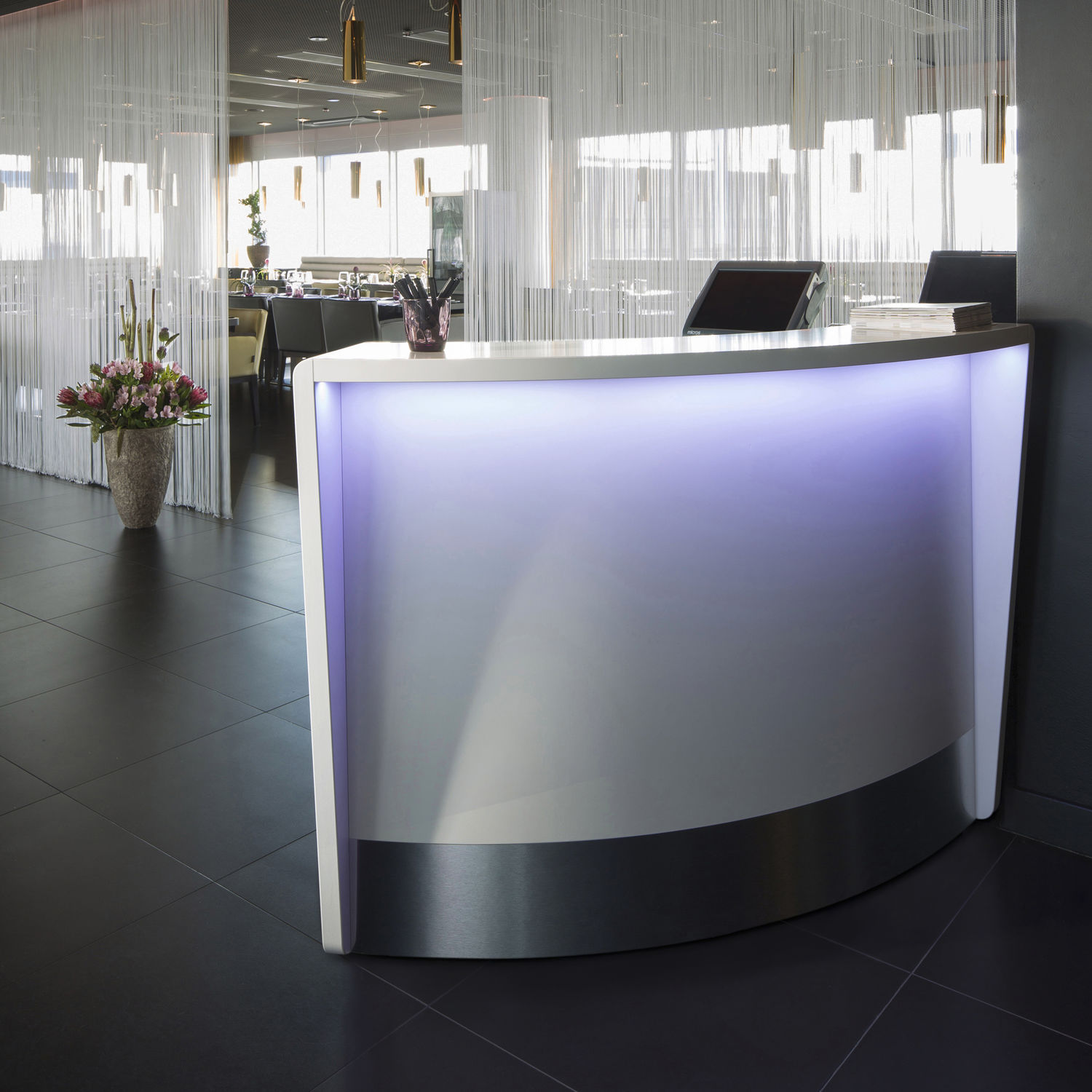 Banco reception modulare / in legno / luminoso / per hotel moree Banco reception modulare