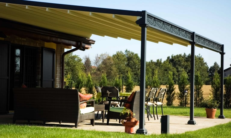 Pergola addossata / in ferro modellato / con coperture scorrevoli in ... Pergolati in ferro battuto