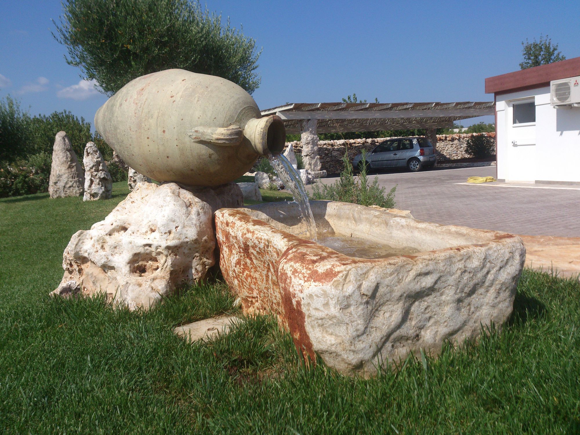 Fontana da giardino / pubblica / in pietra naturale un mondo in ...