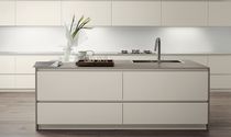 Cucina moderna / in legno / con isola /...