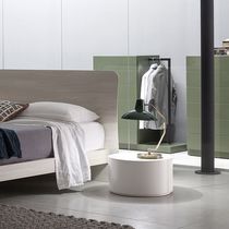 Comodino moderno / in legno laccato / tondo...
