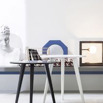 Comodino moderno / in legno laccato / tondo...