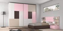 Armadio moderno / in legno / a porte scorrevoli...