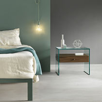 Comodino moderno / in noce / in legno laccato...