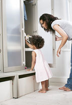 armadio a vetro per bambini a 2 ante (misto) KEEP&trade; STOKKE