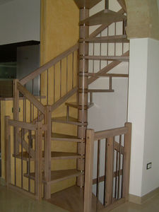 scala a chiocciola quadrata / con struttura in legno / con gradini in legno / senza alzata