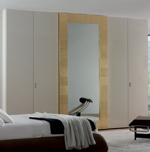 armadio moderno / in legno laccato / a porte scorrevoli / a specchio