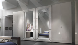 armadio moderno / in legno laccato / con porta scorrevole / a specchio