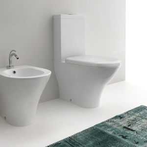 WC da appoggio / monoblocco / in ceramica / con placca di scarico
