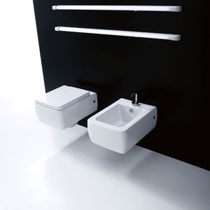 WC sospeso / in ceramica / con sciacquone ad incastro