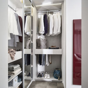 cabina armadio da parete / moderna / in legno laccato / con porta scorrevole