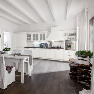 cucina classica / in legno massiccio / laccata / con impugnature