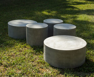 tavolino basso moderno / in cemento / tondo / da giardino