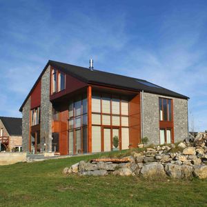casa prefabbricata / in legno massiccio assemblato / moderna / con struttura in legno