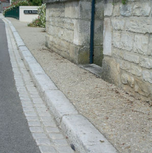 bordura per marciapiede / in calcestruzzo ad alte prestazioni / lineare / rettangolare