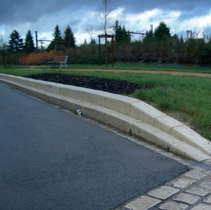 bordura da giardino / per marciapiede / in calcestruzzo ad alte prestazioni / lineare