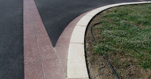 bordura da giardino / in calcestruzzo ad alte prestazioni / curva
