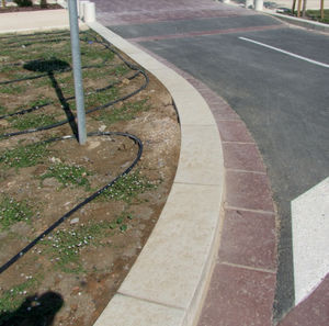 bordura da giardino / in calcestruzzo ad alte prestazioni / curva