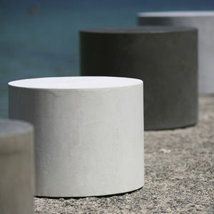 sgabello design minimalista / in calcestruzzo / per spazio pubblico / per hotel