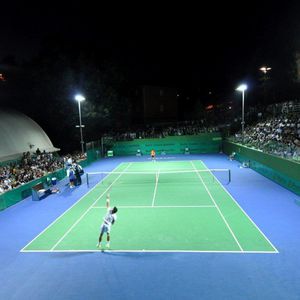 pavimento sintetico / per campo da tennis / in rotoli / aspetto cemento