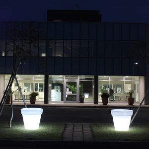 vaso da giardino in polietilene / conico / luminoso