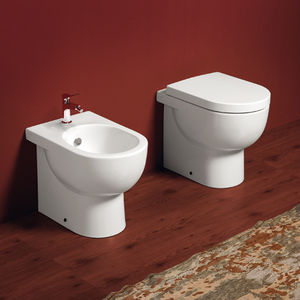 WC da appoggio / in ceramica / con sciacquone ad incastro