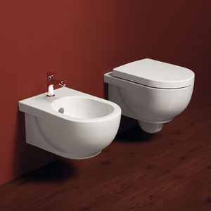 WC sospeso / in ceramica / con sciacquone ad incastro