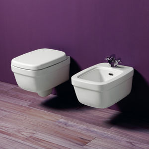 WC sospeso / in ceramica / con sciacquone ad incastro