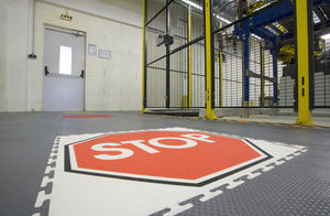 pavimento in PVC / a quadrotte / liscio / aspetto cemento