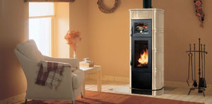 stufa a legna / tradizionale / in maiolica / con forno