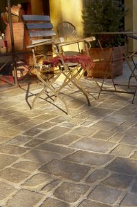 lastricato in pietra naturale / antiscivolo / in materiale riciclato