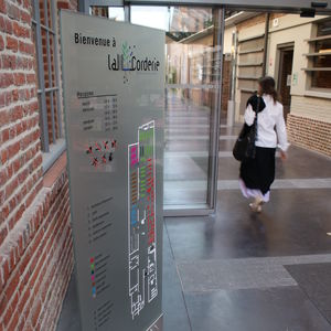 totem di segnalazione / in braille / per spazio pubblico