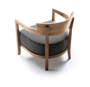 poltrona moderna / in legno massiccio / in tessuto / in pelle