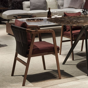 sedia da pranzo moderna / imbottita / con braccioli / in legno massiccio