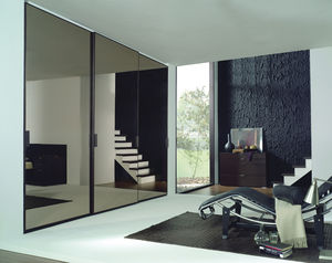 armadio moderno / in legno / con porta scorrevole / a specchio