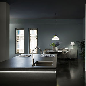 cucina moderna / in legno massiccio / con isola / laccata