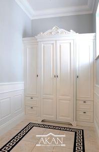 armadio classico / in legno laccato / con ante battenti / a cassetti