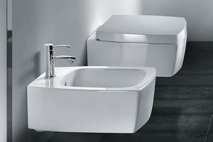 WC sospeso / in ceramica / con sciacquone ad incastro