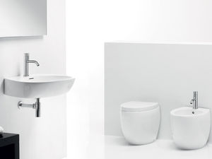 WC da appoggio / in ceramica / con sciacquone ad incastro