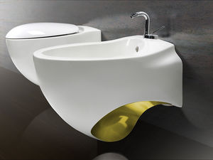 WC sospeso / in ceramica / con sciacquone ad incastro