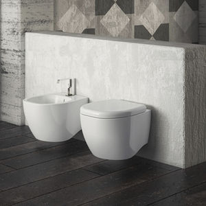 WC sospeso / in ceramica / con sciacquone ad incastro