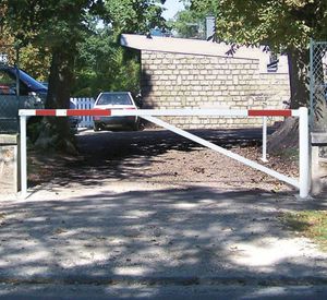 barriera per strada / a bilico / in acciaio galvanizzato / per spazio pubblico