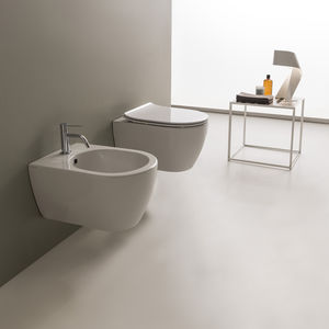 WC sospeso / in ceramica / con sciacquone ad incastro